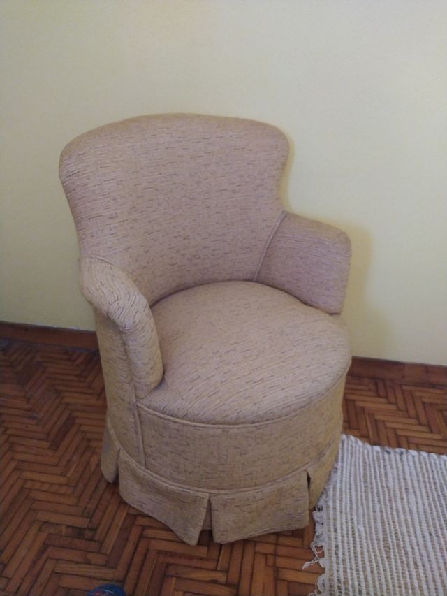 butaca descalzadora tapizada en amarillo