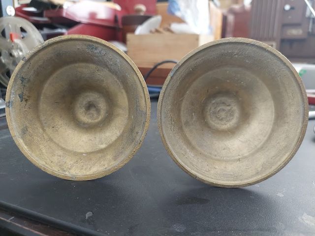 Pareja de candelabros vintage de bronce años 50