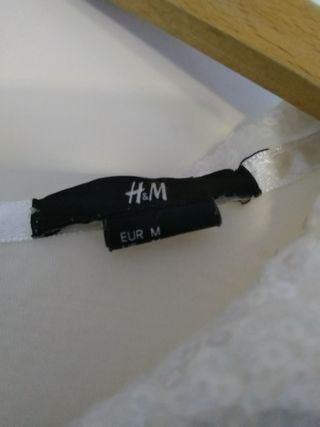 camiseta HM cuello bobo bordado