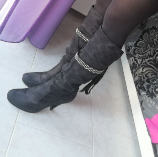 Stivali neri scamosciati con tacco tg. 38