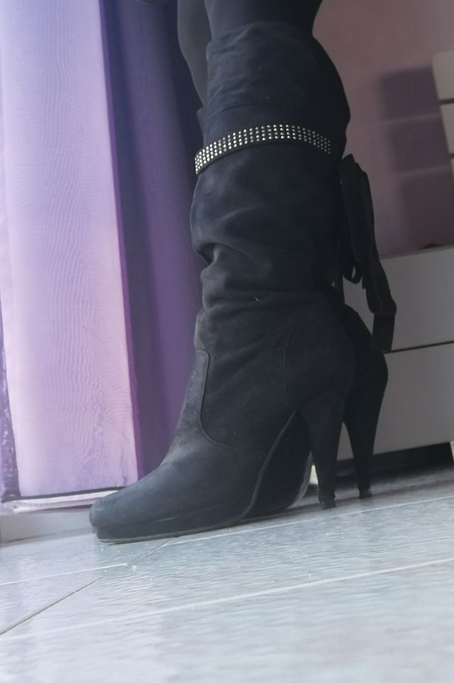 Stivali neri scamosciati con tacco tg. 38