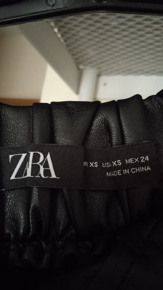 Falda Zara negra.