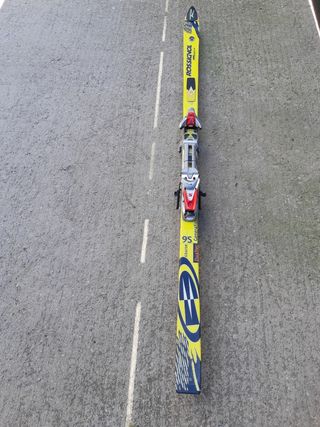 Esquís Rossignol con fijaciones Salomon. 