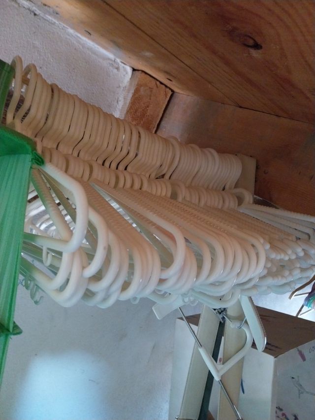 variedad de perchas , colores y maternales.