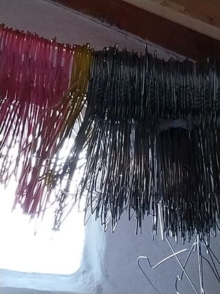 variedad de perchas , colores y maternales.