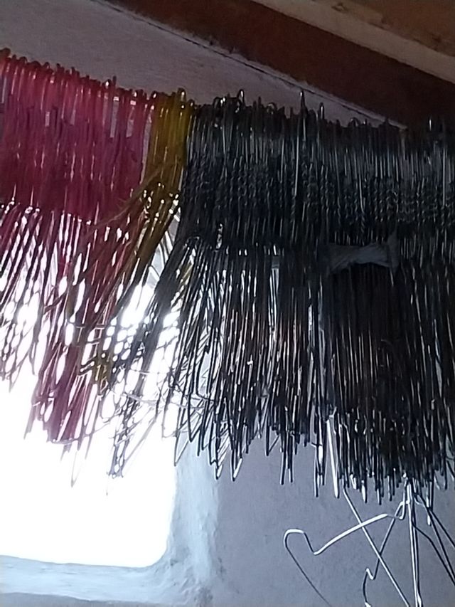 variedad de perchas , colores y maternales.