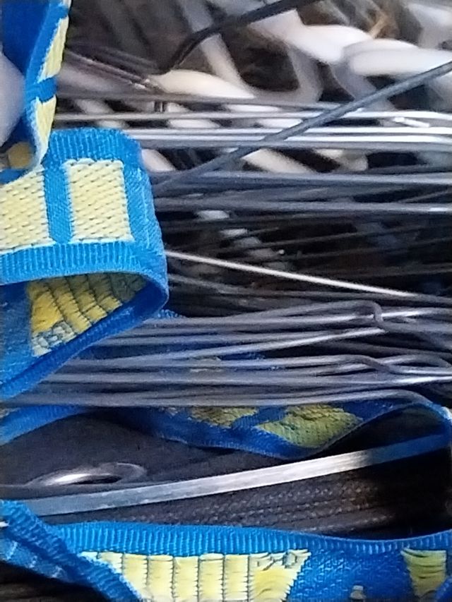 variedad de perchas , colores y maternales.