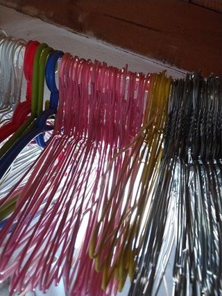 variedad de perchas , colores y maternales.