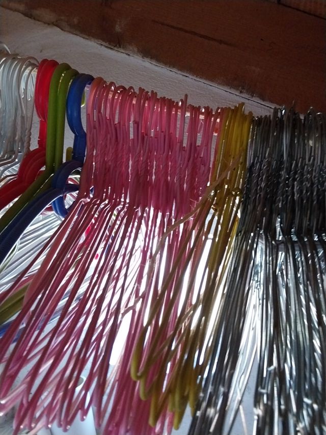 variedad de perchas , colores y maternales.