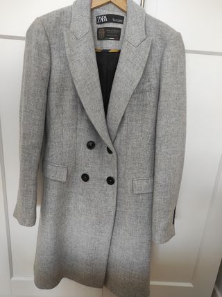 Abrigo entallado gris talla M de Zara 