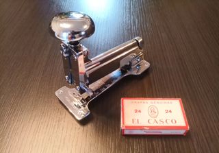 Grapadora de sobremesa. EL CASCO M-35