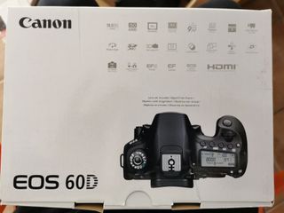 Canon EOS 60D con objetivo Canon EFS 18-200mm