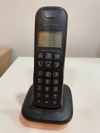 Teléfono fijo Alcatel de oficina.