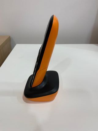 Teléfono fijo Alcatel de oficina.