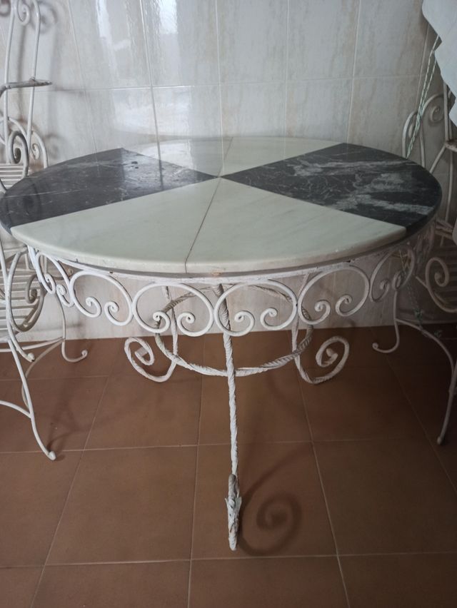 Mesa de marmol y 6 sillones grandes de hierro