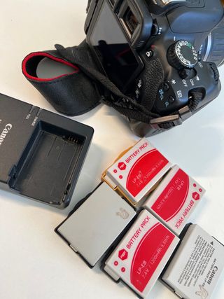 Canon EOS 650 D con objetivo