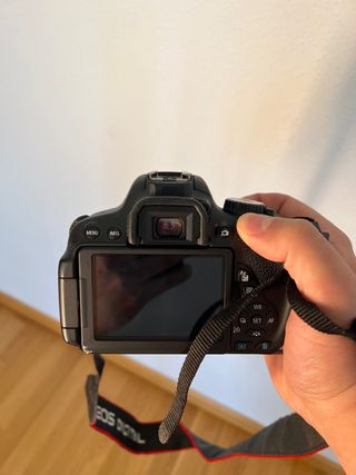 Canon EOS 650 D con objetivo