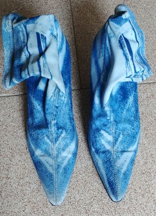 Stivaletti azzurri in tela con tacco a spillo.