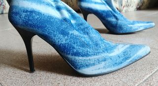 Stivaletti azzurri in tela con tacco a spillo.