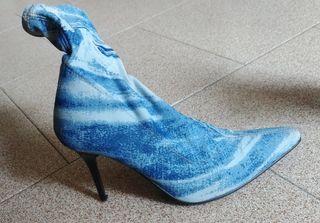 Stivaletti azzurri in tela con tacco a spillo.