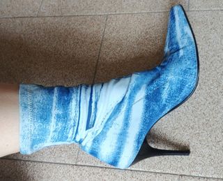 Stivaletti azzurri in tela con tacco a spillo.