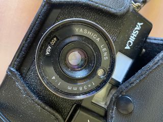 Cámara de fotos vintage Yashica MF-2