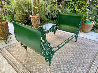 Cama antigua de forja , año 1900