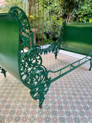 Cama antigua de forja , año 1900