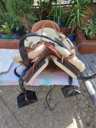 Silla de montar completa marca RAYMO. 