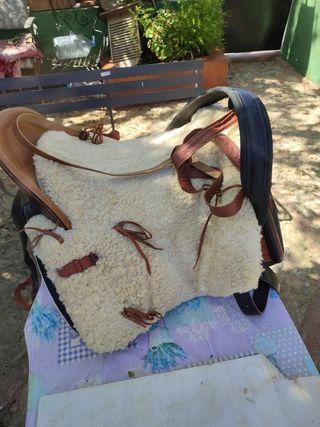 Silla de montar completa marca RAYMO. 