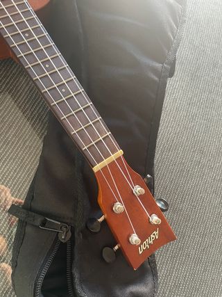Ukelele soprano nuevo con funda