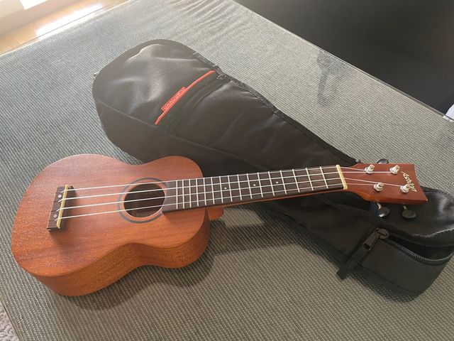 Ukelele soprano nuevo con funda
