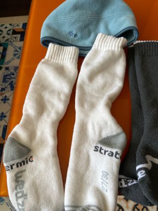 Lote nueve para niño calcetines y gorro