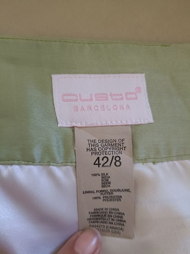 Falda de seda verde de Custo Barcelona.