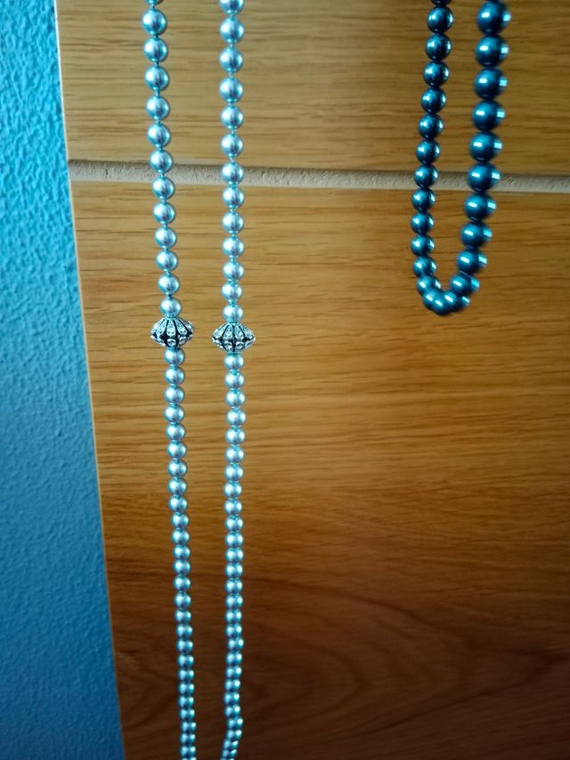 2 collares de piedras grises