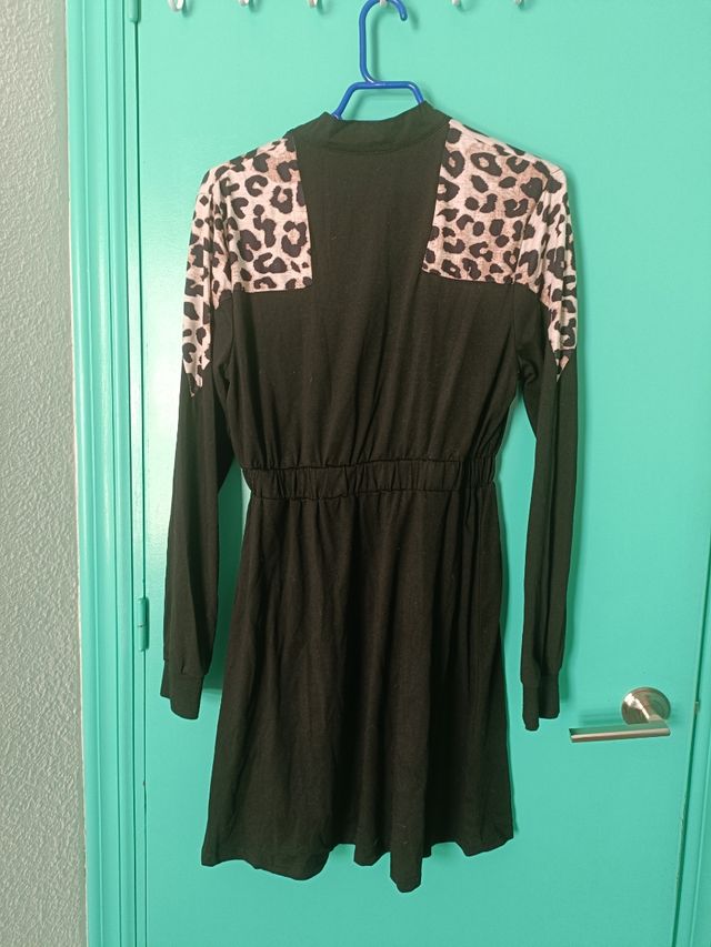 Vestido negro de manga larga.