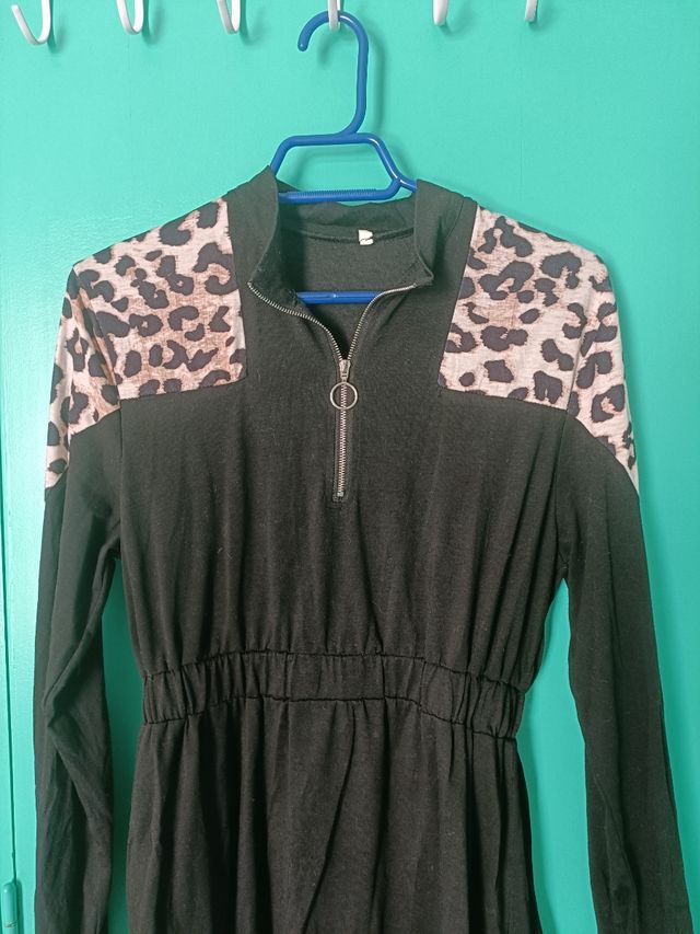 Vestido negro de manga larga.