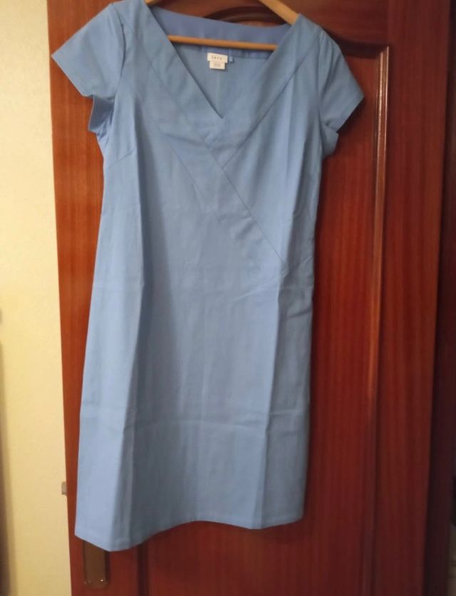 vestido azul escote en pico