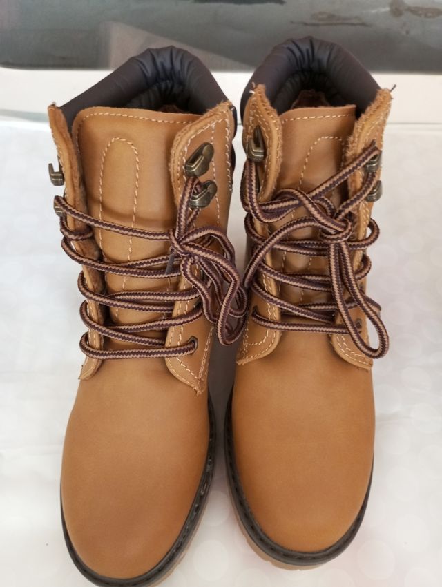 Botas unisex de cordones sin estrenar !!