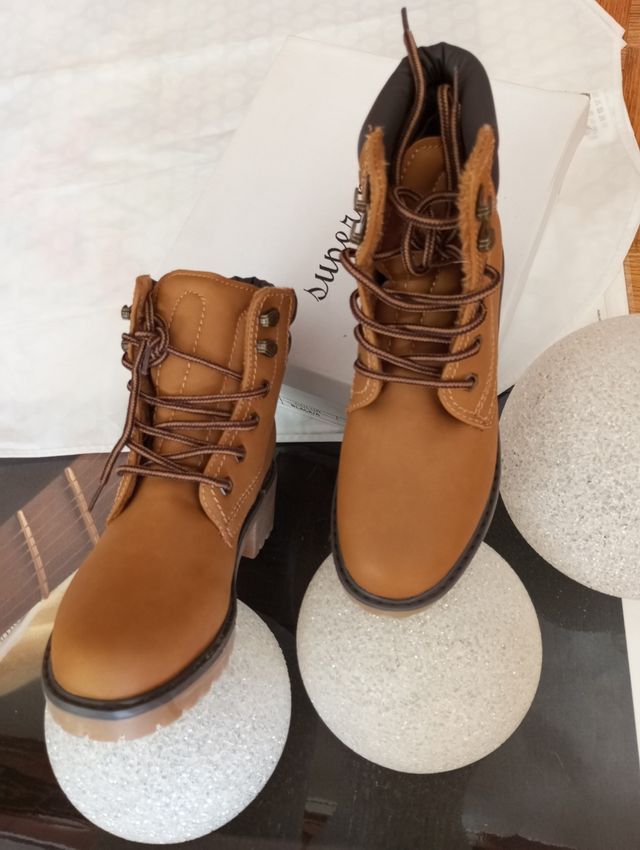 Botas unisex de cordones sin estrenar !!