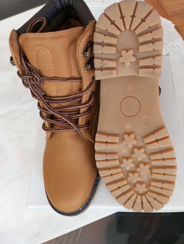Botas unisex de cordones sin estrenar !!