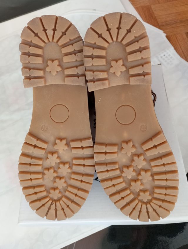 Botas unisex de cordones sin estrenar !!