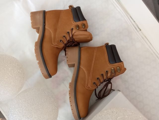 Botas unisex de cordones sin estrenar !!
