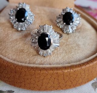 JUEGO DE PENDIENTES Y ANILLO DE PLATA CON ZAFIROS 