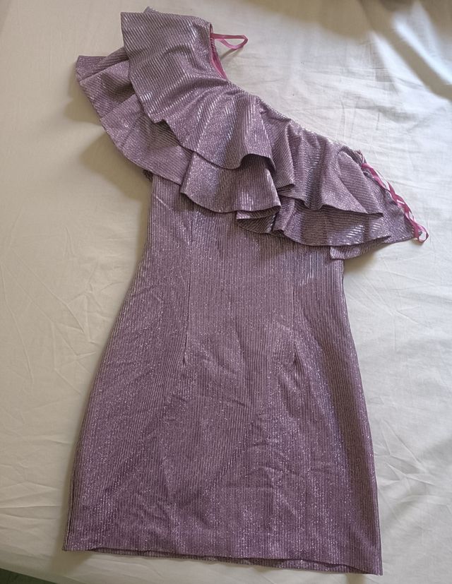 vestido de fiesta morado con escote asimétrico.