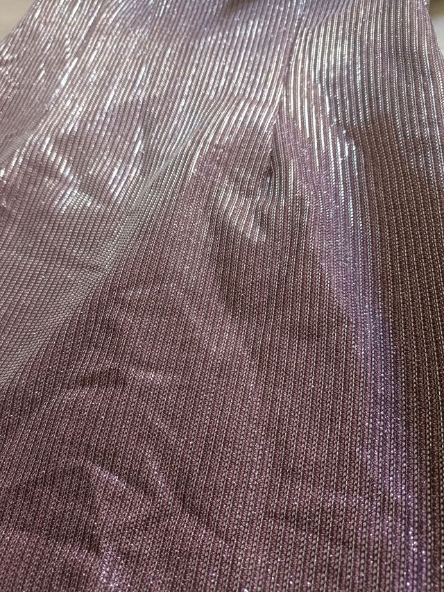 vestido de fiesta morado con escote asimétrico.