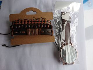 Reloj y pulseras de piel.