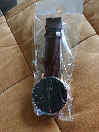 Reloj y pulseras de piel.