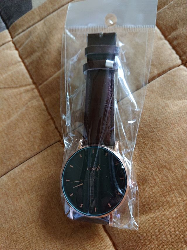 Reloj y pulseras de piel.