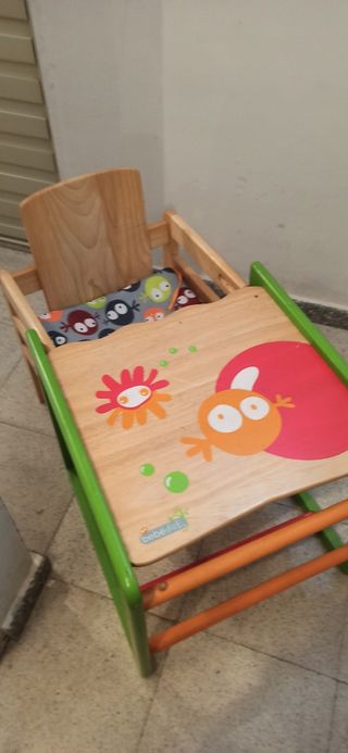 Trona que luego se convierte en silla y mesa